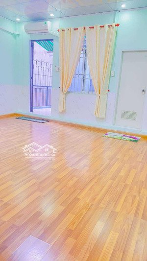 cho thuê nhà có sân rộng nhiều đồ đạc gần đại lộ hoà bình 6,5 triệu