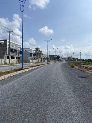 cần bán nhà phố lamaisonde cần giờ mặt tiền đường lvn 40 m dt:5x22 giá 6,5 ty.lh mr huy