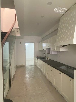 cho thuê nhà nguyên căn q. phú nhuận 2 lầu 3 phòng ngủ. nằm trên đường đoàn thị điểm