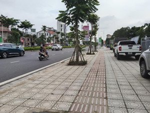 cần bán đất phố hồng tiến, bồ đề,chào bán 23 tỷ có tl, 50 m2, mặt tiền rộng .đường 40m vỉa hè 5m