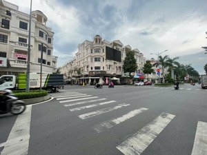 cho thuê nhà nguyên căn khu đường hoa phú nhuận, sàn trống suốt, nội thất cơ bản có sân vườn