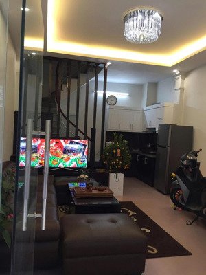 cho thuê nhà nguyên căn 4 tầng đầu ngô gia tự đức giang. 35m2/ sàn. giá: 9 triệu/ tháng