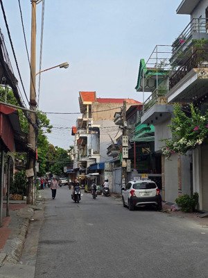 bán nhà mặt đường đông khê,ngang 5,2m vuông vắn