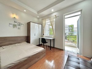 phòng balcon trước công viên gần gigamall, đh văn lang