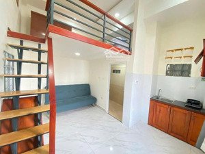 gác cửa sổ mặt tiền sáng thoáng đầy đủ nội thất dọn vào là ở kế bên kcx tân thuận