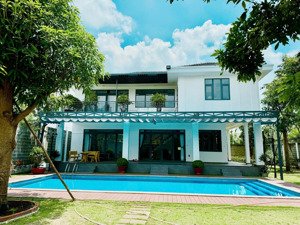 bán căn biệt thự sân vườn hồ bơi đẹp, thoáng mát tại hóc môn