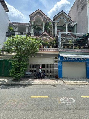 bán nhà nhà đường số 3 khu hành chính dĩ an diện tích :120m2 giá 9.5 tỷ liên hệ 