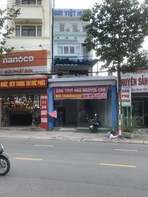 cho thuê nhà mặt tiền gồm showroom rộng 70m2 + nhà 1 trệt 3 lầu cùng và nhà kho rộng 200 m2
