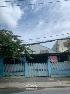 cho thuê nhà làm kho xưởng 700m2 nhà cấp 4 trống suốt mặt tiền đường phạm hữu lầu