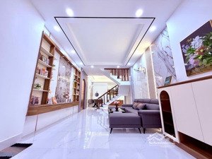 nhà đẹp 2 tầng hxh lê thị riêng ngay siêu thị metro. dt 48.5m2, 4x15, đầy đủ nội thất