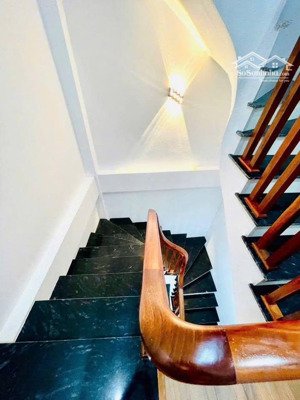nhà trần thái tông, dt 45 m2-mt 4,2m-5t, ô tô lùi tận cửa, 3 bước ra đường ô tô tránh, nhỉnh 10 tỷ