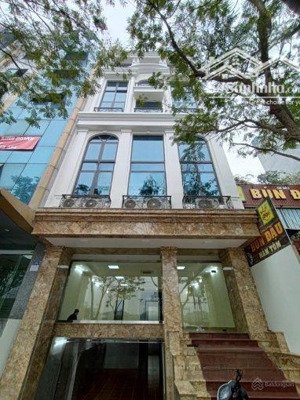 cho thuê tòa nhà hoàng cầu 130m²x 10 tầng có hầm, view hồ đẹp, thông sàn, thang máy. 160tr/th