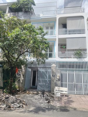 chính chủ cho thuê phòng diện tích 50m2, gần công viên, gần góc ngã 4 thuận tiện đi lại