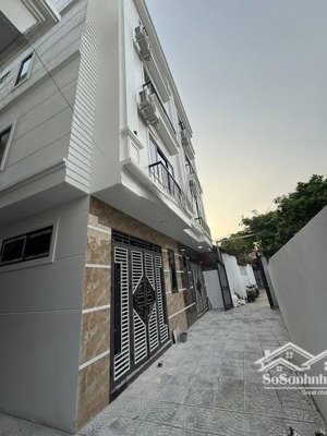 nhà 5tx33m2. ô tô lùi cửa 10m ra đường thông ô tô. giá 4.38 tỷ. di chuyển ql6 chỉ 5p. lh 