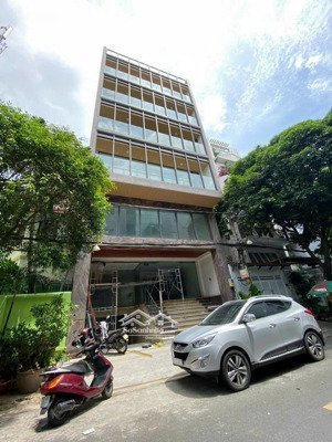 tòa nhà cho thuê mt sông nhuệ ngay sân bay. dt: 8x22m. hầm trệt 5 lầu. sàn suốt, thang máy