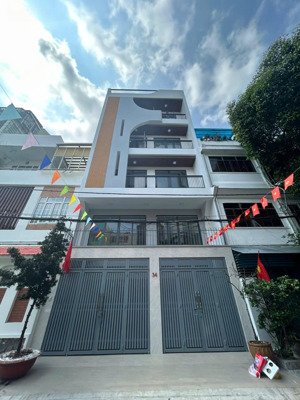 cho thuê nhà mt hát giang ngay sân bay, p2. dt: 8x20m. 1 trệt 4 lầu sân thượng, thang máy, máy lạnh