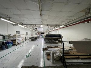 cho thuê kho 1300m2 gần ngã tư thủ đức