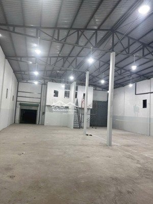 kho xưởng 600m2 phạm văn đồng, hbc có gác văn phòng, có sân trước, sân sau, tải ra vào
