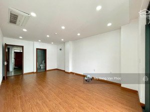 văn phòng 35m2 vạn phúc city, ban công lớn, thang máy, máy lạnh, wc riêng, hầm xe. giá 7.5 triệu