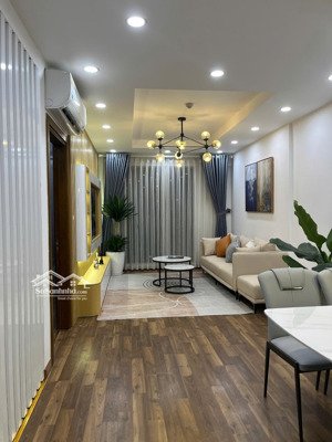 chủ cần tiền kinh doanh nên muốn nhượng lại căn 2 ngủ goldmark-full nội thất