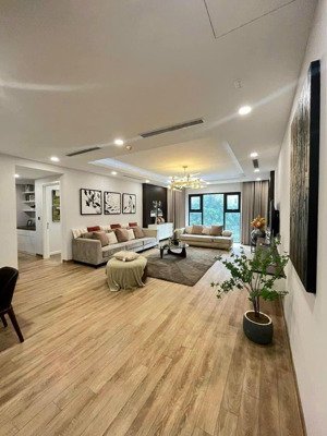 gia đình cần bán căn góc 3 ngủ 117m2, nội thất full, tòa imperial giải phóng. lh: 0348 307