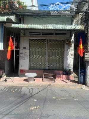 bán gấp dãy trọ thu nhập 12tr/th ngay kcn mỹ phước 2, 300m2 = 1 kiot và 8trọ, đường nhựa 9m, shr.