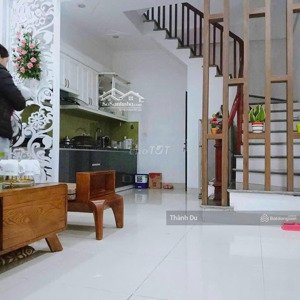 cho thuê nhà nguyên căn 5 tầng nguyễn văn cừ, nhà mới đeppj , full nội thất giá 9 triệu / tháng