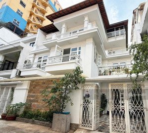 bán biệt thự góc 2mt thành thái, quận 10 - dt:11x25m - nhà 3 tầng mới đẹp - hđt:100trđ - giá 45 tỷ