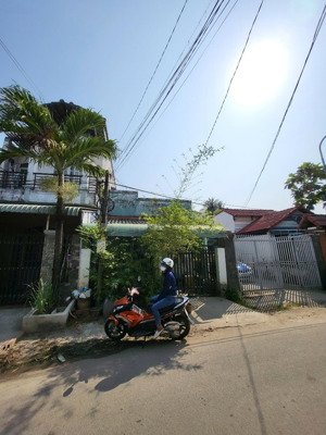 tôi bán nhà ngay chợ lái thiêu 144.7m2 có 3 phòng ngủ, giá 3 tỷ 950tr, đường nhựa thông