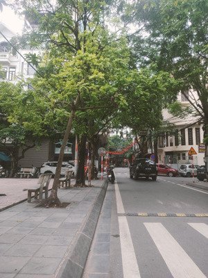 bán nhà phố ngụy như con tum, 70m2, vỉa hè ô tô tránh, kinh doanh, 20tỷ