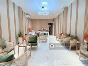 19tỷ - mt âu cơ kế nguyễn hồng đào. dt: 4.5x26m, nhà đẹp, đúc 4lầu. đang kinh doanh spa đông khách