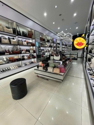 mặt phố vip cầu giấy - kinh doanh, sầm uất - vỉa hè đá bóng.