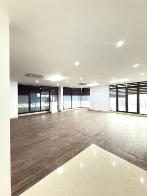 cho thuê văn phòng mặt phố nguyễn xiển 120m2 giá chỉ 18 triệu/tháng liên hệ 