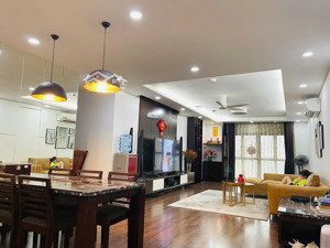 gia đình em cần bán căn 3pn-94m tại goldmark. giá 6,5 tỷ, sẵn sổ, có slot ô tô. lh0327304369