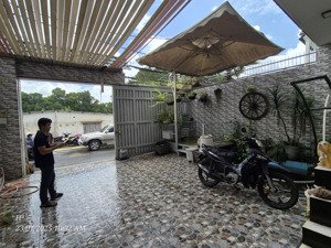 biệt thự 8x20 mặt tiền gần chùa hoằng pháp xã tân hiệp hóc môn, đúc kiên cố 3 lầu, có sân xe hơi