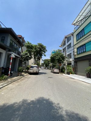 cực hiếm - nhà phân lô chính trị hoa lâm - ngõ thông rộng 3.3m - cách 5m xe tải tránh.