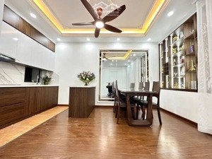 bán nhà riêng chính chủ ngõ 68 đường cầu giấy. dt 34m x 6t. full nội thất. giá hơn 8 tỷ