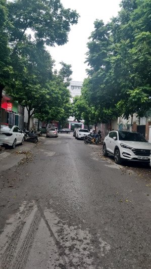 bán biệt thự ngõ 20 trần kim xuyến. dt: 200m² xây 4 tầng, mặt tiền 13,5m. giá 80 tỷ.