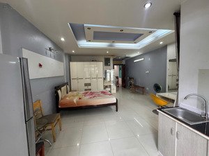phòng ban công kdc trung sơn gần rmit quận 7. nội thất đầy đủ. phòng mới sơn. giá thuê: 7tr/tháng