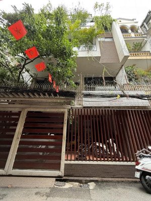 bán biệt thự thành công ba đình, oto tránh, nội thất gỗ thịt, sân vườn bbq, gym room 160m2 76 tỷ