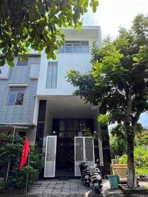 bán nhà 3,5 tầng mặt tiền hoà minh 11, cách biển 200m