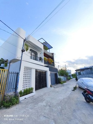 nhà mới đẹp diên an 1 lầu nội thất cơ bản giá cực tốt