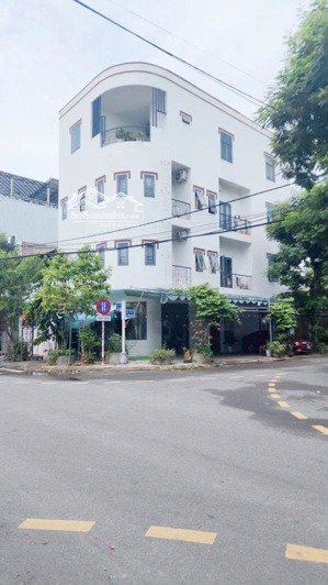 tòa căn hộ 4 tầng 2 mặt tiền đường lê thạch. có thang máy