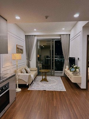 cho thuê căn hộ 1n+ masteries full nội thất luxury mới . giá chỉ 10 triệu / tháng ( bao phí dv)
