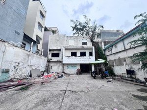 cho thuê mặt bằng có sân rộng thoải mái ngay trung tâm quận 3