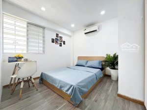 căn hộ dịch vụ 2pn gần sân bay cửa sổ lớn siêu thoáng