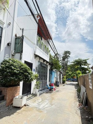 bán nhà mới 1/ngắn hà huy giáp, quận 12 gần gv hẻm thông ô tô. dt: 6x9 2pn full nội thất giá 4tỷ680