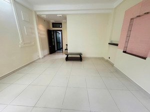 nhà cho thuê ngay phạm hùng, quận 8: dt: 5x15m, trệt 3 lầu, mới sơn, vị trí đẹp. 23 triệu/tháng
