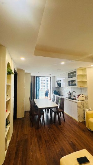 chính chủ bán căn hộ golden land 122m2 3pn-2wc nội thất đẹp, vị trí tốt, pháp lí sổ đỏ .giá 8,5 tỷ