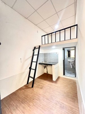 phòng có gác giá siêu rẻ, cách uef 350m, có máy lạnh